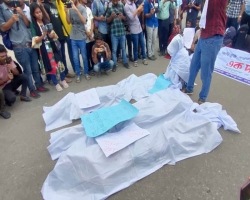 কাফনের কাপড় পরে সড়ক অবরোধ